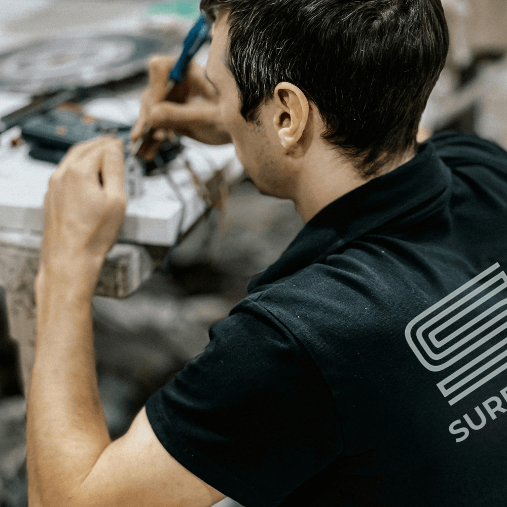 Installation et fixation sécurisée du coffre-fort DINAMI 600 Classe I d'un technicien – SUREAL2 à domicile à Dijon et Strasbourg