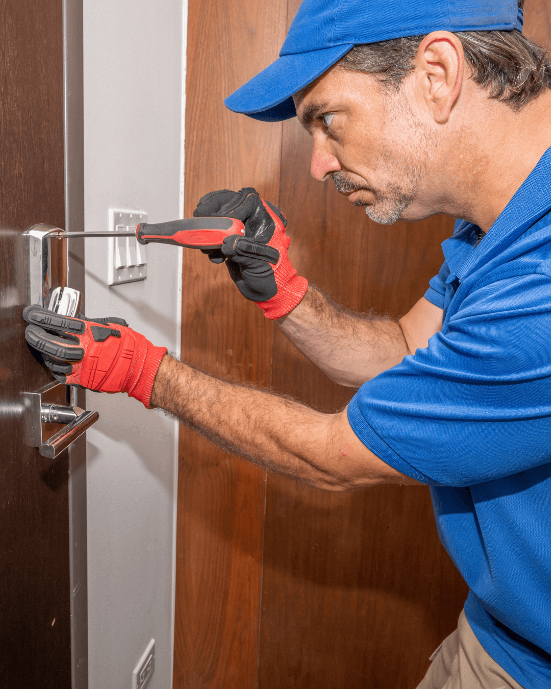 Installation d’une serrure 3 points Vachette par un serrurier Sureal2 à Dijon et Strasbourg