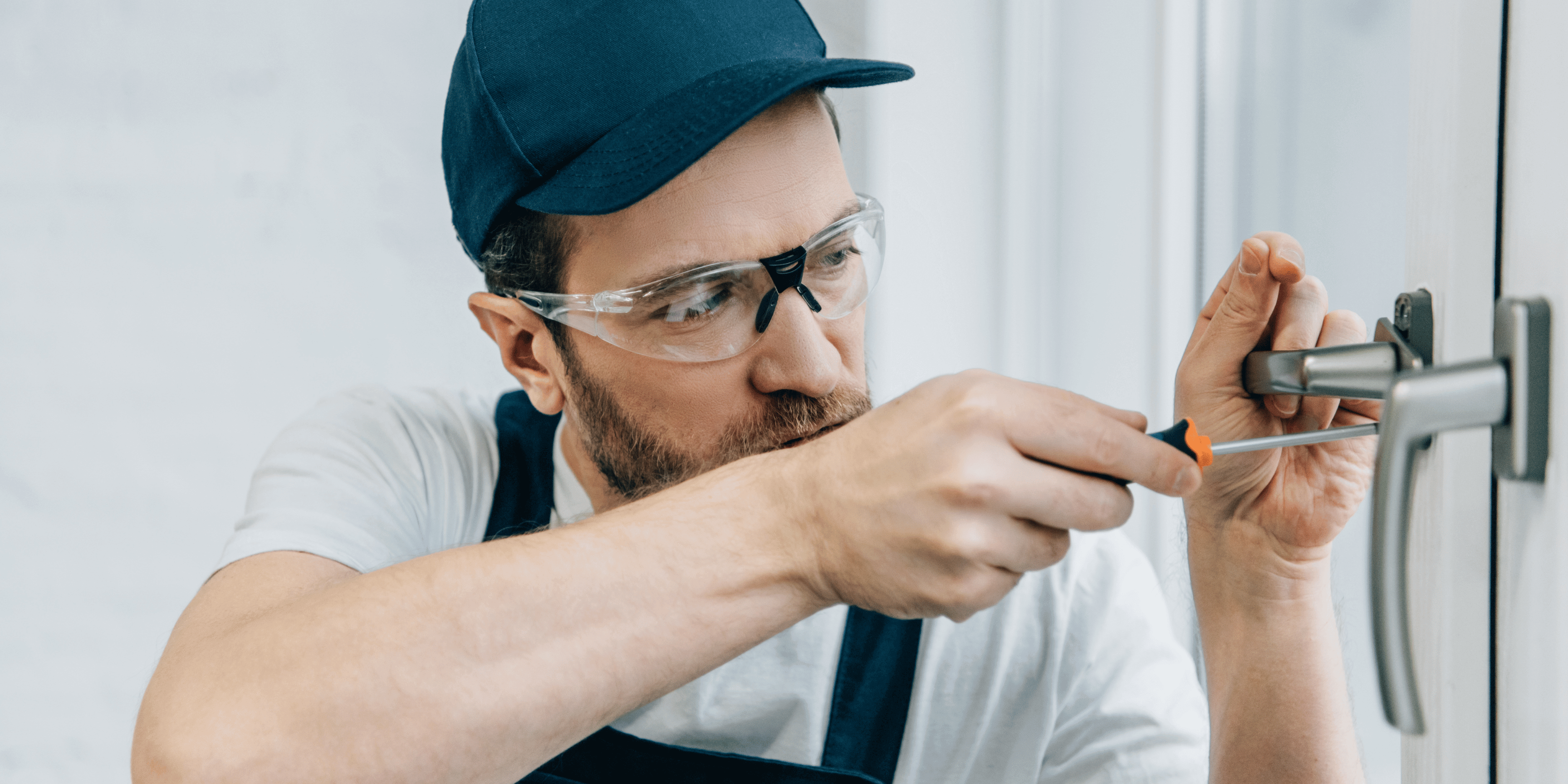 Technicien Sureal2 installant une porte blindée Dierre pour un particulier à Dijon et Strasbourg