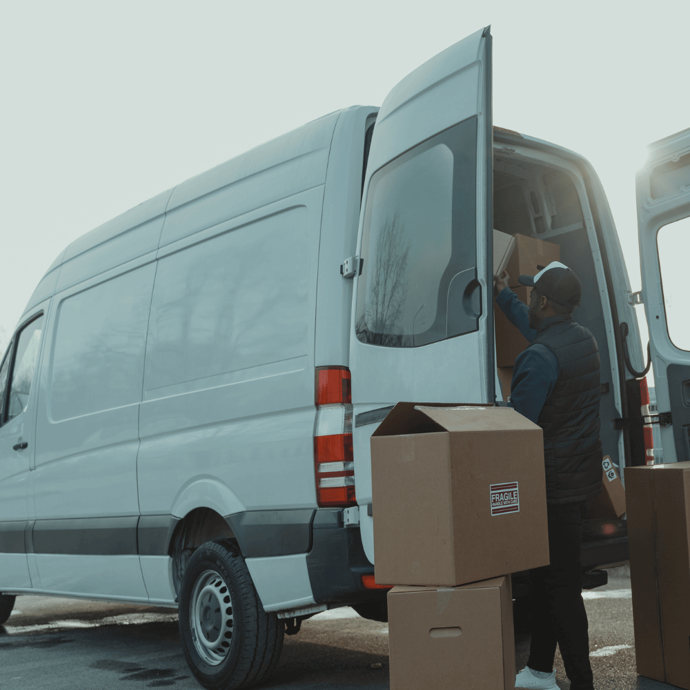 Technicien SUREAL2 installant un coffre-fort chez un particulier à Dijon